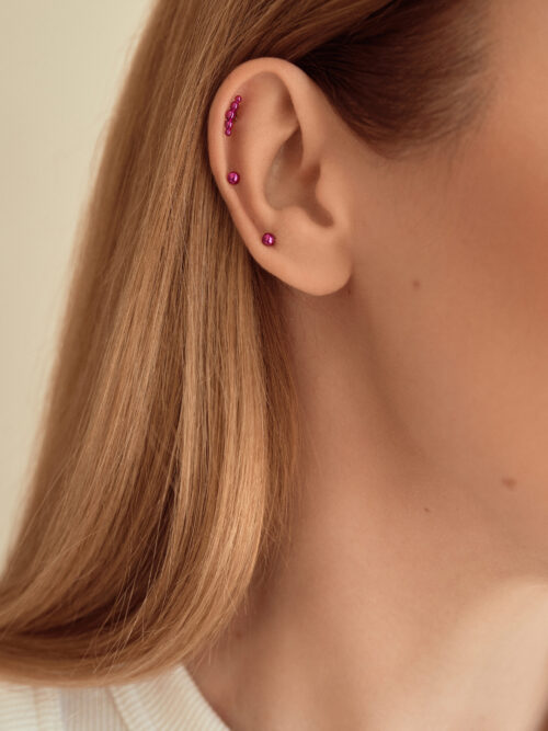 Серьга для пирсинга уха без вставок с нанокерамикой розового цвета Dita One на ухе модели